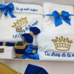 Trusou botez clasic print baieti pachet complet costum catifea albastru regal si lumanare fagure