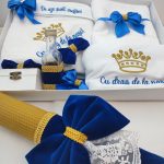 Trusou botez clasic print baieti pachet complet costum catifea albastru regal si lumanare fagure