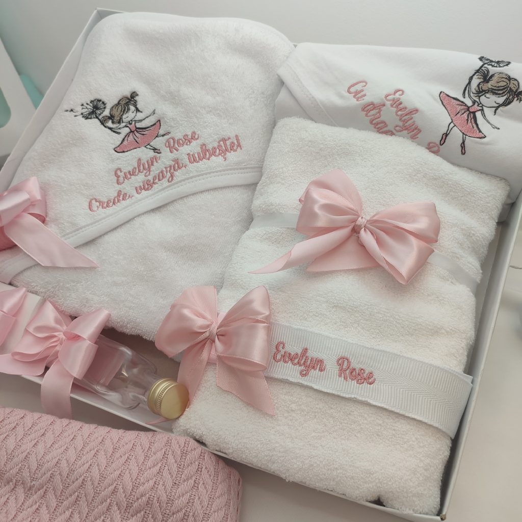 Trusou clasic balerina pentru fetite cutie eleganta prosoape brodate si accesorii roz pudrat.
