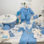 Trusou botez premium complet ursulet pe norisor baieti pachet complet bleu ciel cu costum salopeta catifea lumanare fagure si perna norisor.