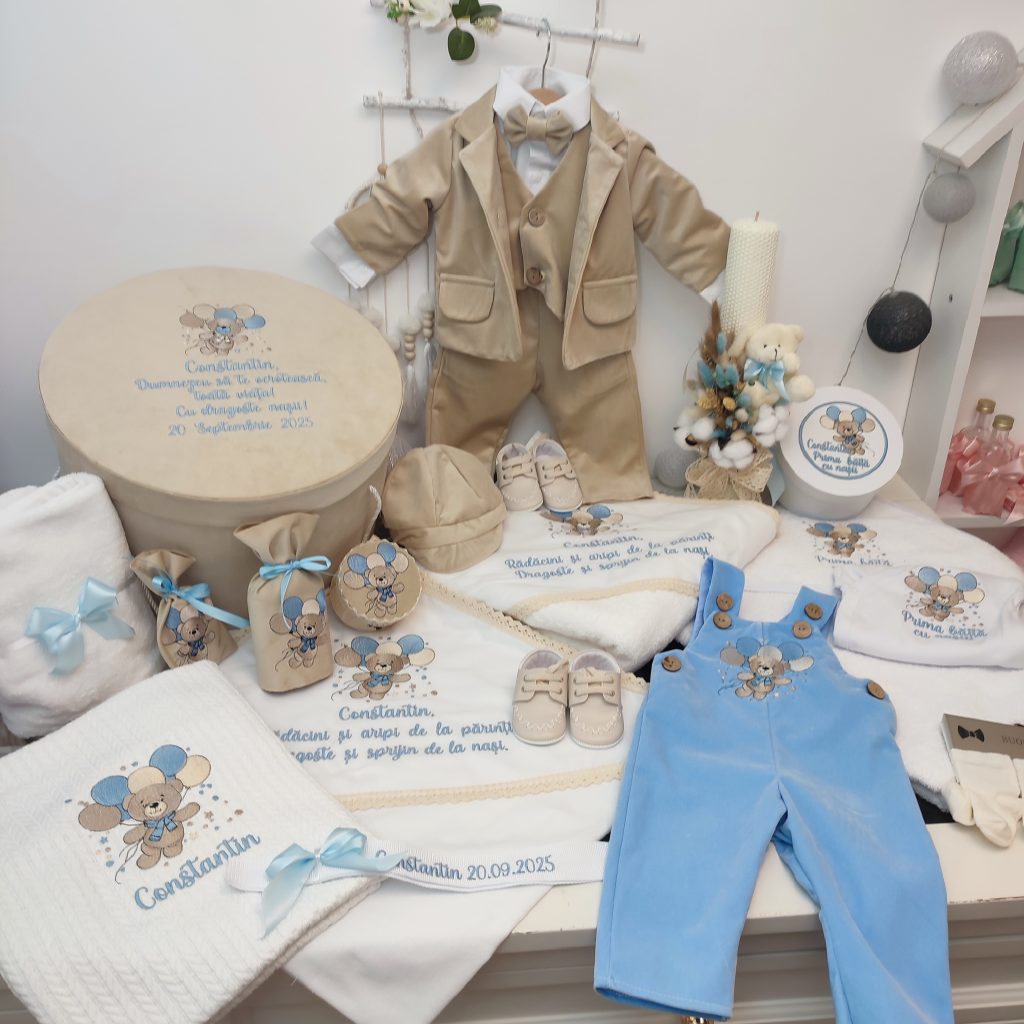 Trusou botez premium complet ursulet cu baloane pachet mega cu costum bej salopeta bleu lumanare si cutie catifea