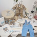 Trusou botez premium complet ursulet cu baloane pachet mega cu costum bej salopeta bleu lumanare si cutie catifea