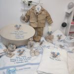 Trusou botez premium ursulet cu baloane baieti set complet cu costum cutie ovala catifea lumanare fagure si muselina
