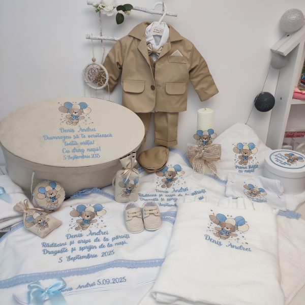 Trusou botez premium ursulet cu baloane baieti set complet cu costum cutie ovala catifea lumanare fagure si muselina