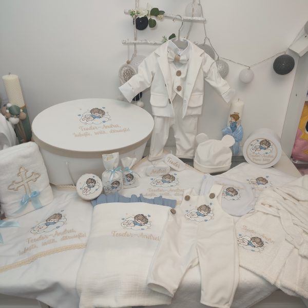 Trusou botez premium ingeras pachet bogat randuit dupa datina cu cutie catifea costum lumanare si set baita