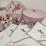Trusou botez premium fetita cu papadie Melissa roz pudrat set complet cu rochie tulle cutie catifea si lumanare fagure