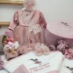 Trusou botez premium fetita cu papadie Melissa roz pudrat set complet cu rochie tulle cutie catifea si lumanare fagure