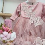 Trusou botez premium fetita cu papadie Melissa roz pudrat set complet cu rochie tull si lumanare fagure