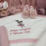 Trusou botez premium fetita cu papadie Melissa roz pudrat set complet cu rochie tulle cutie catifea si lumanare fagure