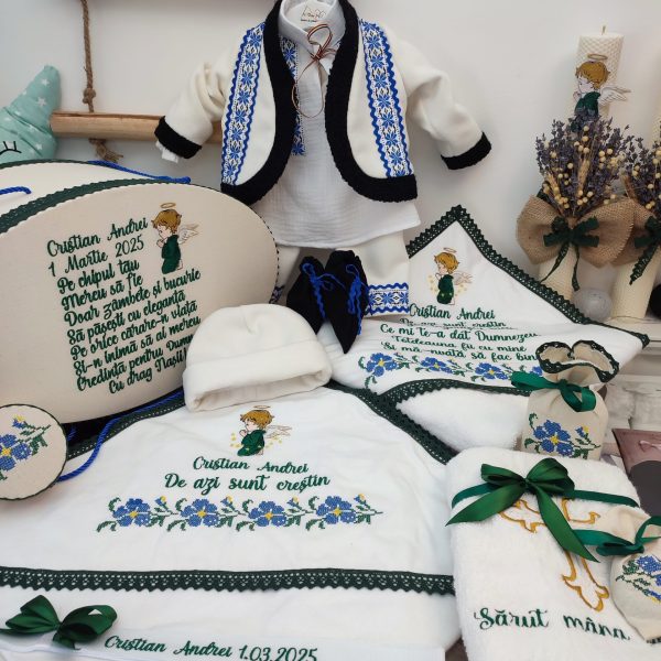 Trusou botez premium traditional Cristian baieti cu costum popular din stofa opinci lumanare fagure lavanda si cutie ovala.