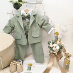 Trusou botez premium ingeras Nicolas baieti cu costum in natural verde salvie lumanare fagure si cutie catifea