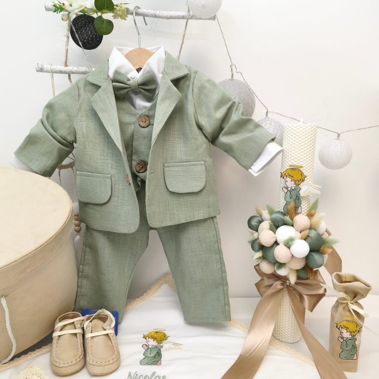 Trusou botez premium ingeras Nicolas baieti cu costum in natural verde salvie lumanare fagure si cutie catifea