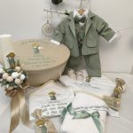 Trusou botez premium ingeras Nicolas baieti cu costum in natural verde salvie lumanare fagure si cutie catifea