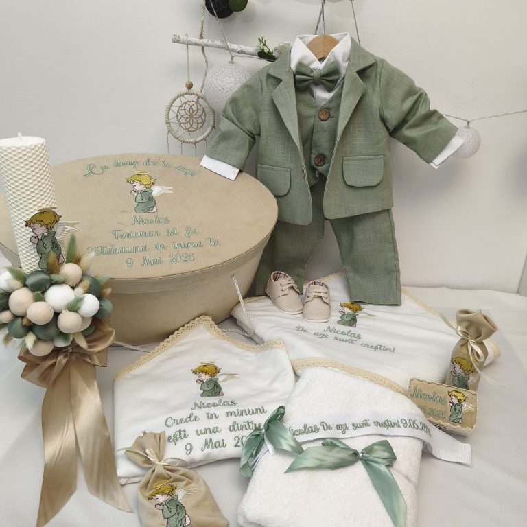 Trusou botez premium ingeras Nicolas baieti cu costum in natural verde salvie lumanare fagure si cutie catifea
