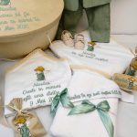 Trusou botez premium ingeras Nicolas baieti cu costum in natural verde salvie lumanare fagure si cutie catifea
