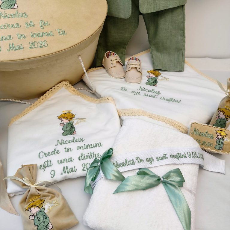 Trusou botez premium ingeras Nicolas baieti cu costum in natural verde salvie lumanare fagure si cutie catifea
