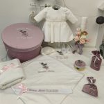 Trusou premium fata cu papadie Anais set complet botez cu rochie alba si cutie catifea roz