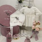 Trusou premium fata cu papadie Anais set complet botez cu rochie alba si cutie catifea roz
