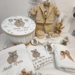 Trusou botez premium ursulet Efrem baieti costum in bej lumanare ceara striata si cutie catifea rotunda.
