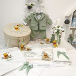 Trusou botez premium Winnie the Pooh baieti cu costum in verde salvie lumanare fagure si cutie catifea bej.