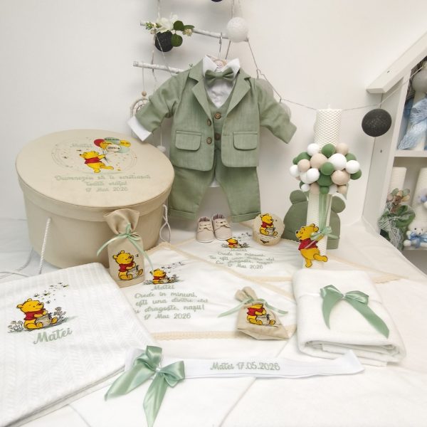 Trusou botez premium Winnie the Pooh baieti cu costum in verde salvie lumanare fagure si cutie catifea bej.