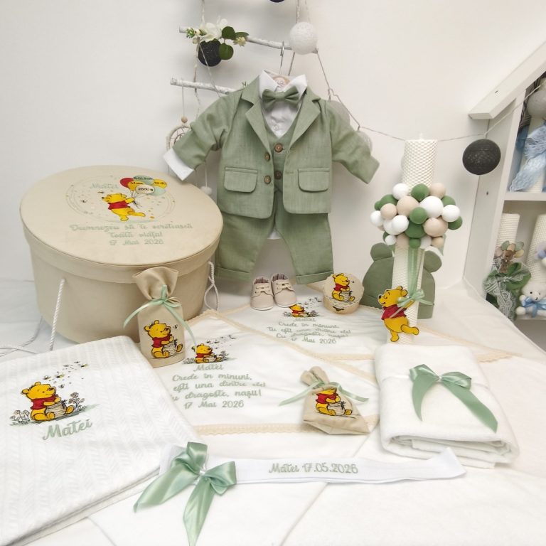 Trusou botez premium Winnie the Pooh baieti cu costum in verde salvie lumanare fagure si cutie catifea bej.