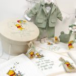 Trusou botez premium Winnie the Pooh baieti cu costum in verde salvie lumanare fagure si cutie catifea bej.