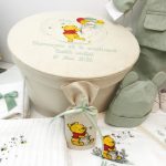 Trusou botez premium Winnie the Pooh baieti cu costum in verde salvie lumanare fagure si cutie catifea bej.