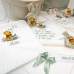 Trusou botez premium Winnie the Pooh baieti cu costum in verde salvie lumanare fagure si cutie catifea bej.