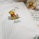 Trusou botez premium Winnie the Pooh baieti cu costum in verde salvie lumanare fagure si cutie catifea bej.