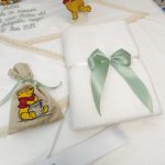 Trusou botez premium Winnie the Pooh baieti cu costum in verde salvie lumanare fagure si cutie catifea bej.