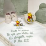 Trusou botez premium Winnie the Pooh baieti cu costum in verde salvie lumanare fagure si cutie catifea bej.